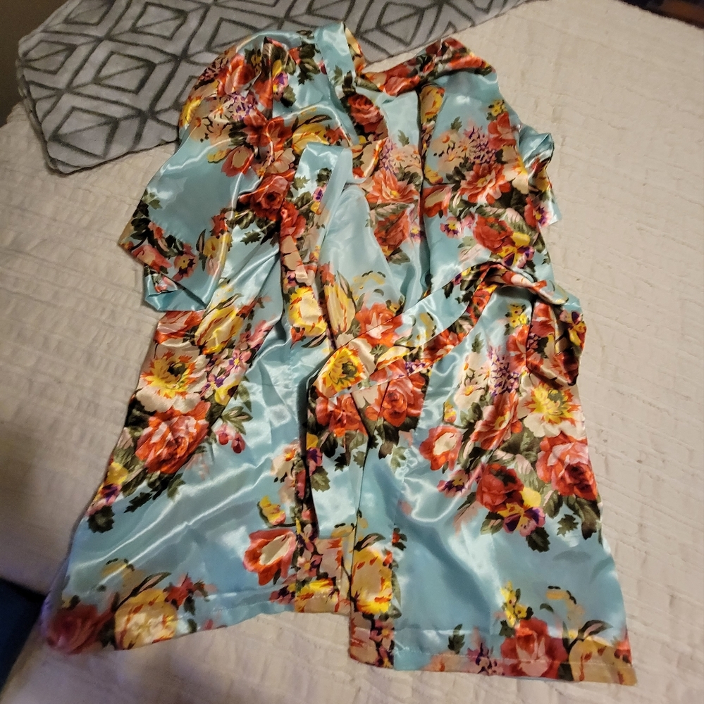 Short sleeve robe